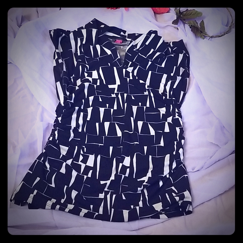 Black & White Geometric Sleeveless V-Neck Blouse